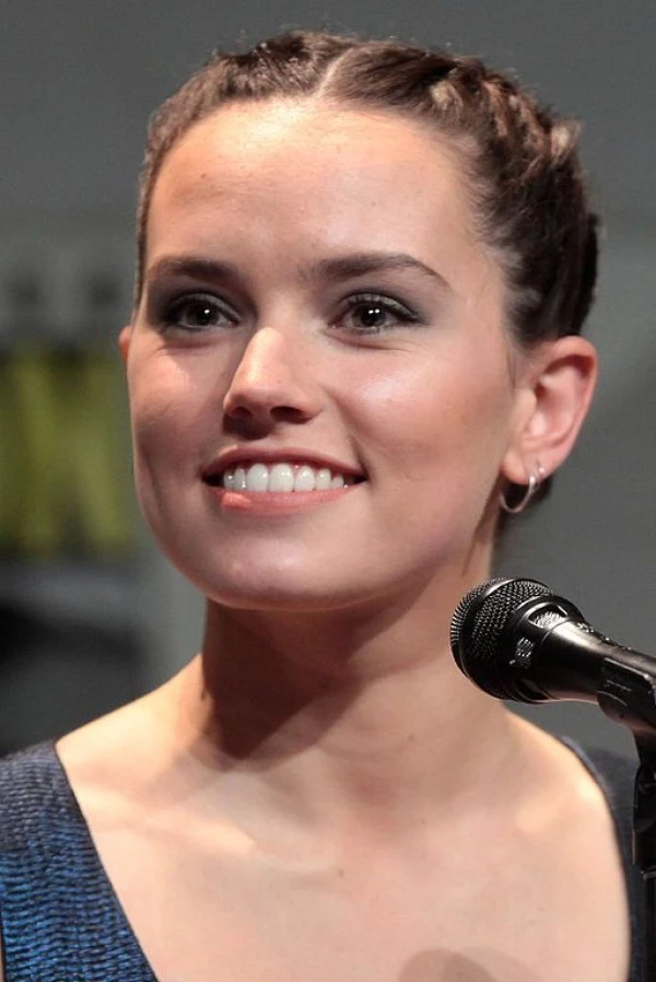 <strong>Daisy Ridley</strong>. Image by Gage Skidmore.