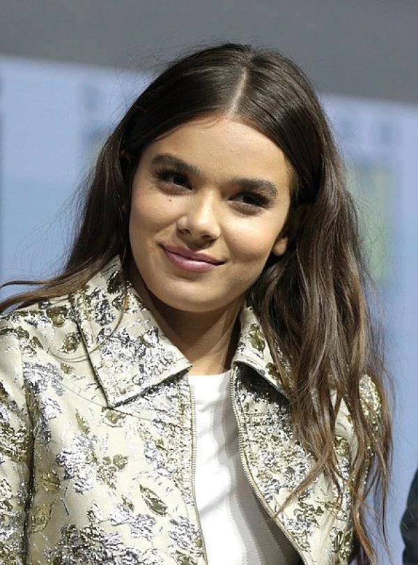 <strong>Hailee Steinfeld</strong>. Image by Gage Skidmore.